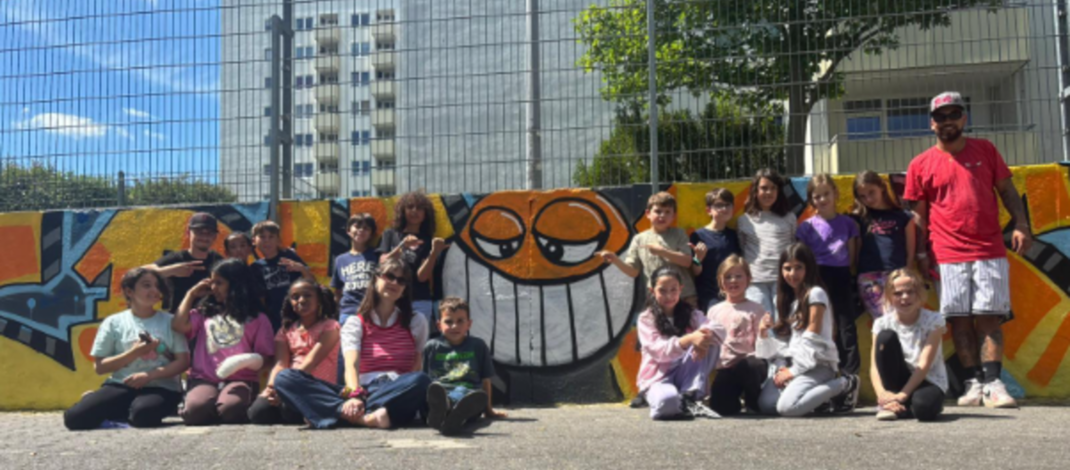 Die Spray Guys verschönern die Schulwand