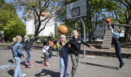 Neuer Basketballkorb an der Riedhofschule bietet Bewegung und Spaß in den Pausen