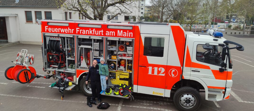 Die Feuerwehr auf dem Schulhof der Riedhofschule